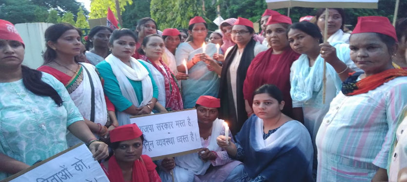 Lucknow : मणिपुर घटना को लेकर समाजवादी पार्टी महिला सभा ने कैंडिल मार्च निकालकर सौंपा ज्ञापन