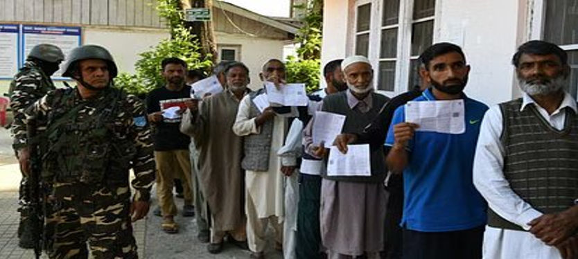 जम्मू कश्मीर की अनंतनाग-राजोरी सीट पर काटें का मुकाबला, मतदान जारी
