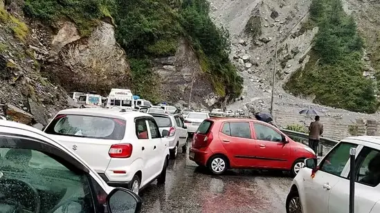 Badrinath Highway कमेडा में 12 घंटे बाद खुला हाईवे, फंसे लोगों ने ली राहत की सांस