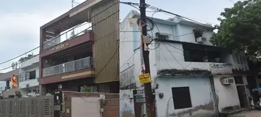 lift-worth-nine-lakhs-in-a-house-worth-crores