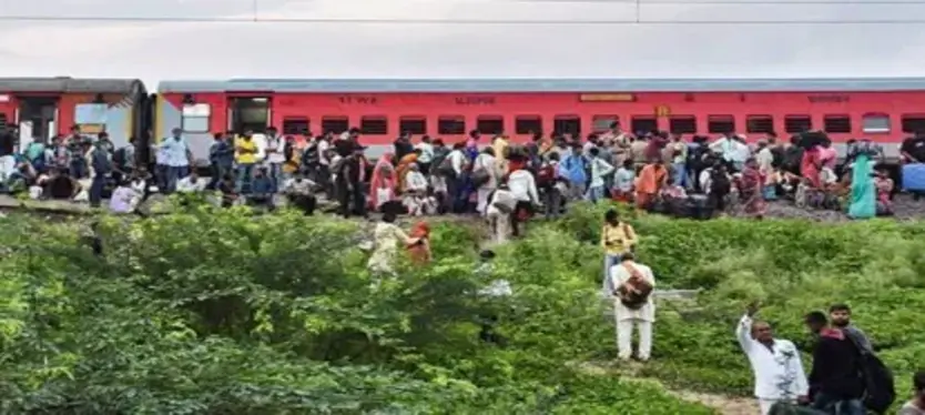 sabarmati-ex-derail-track-piece-look-at-the-clamp