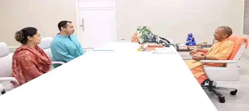 arpana yadav met cm yogi at his residence