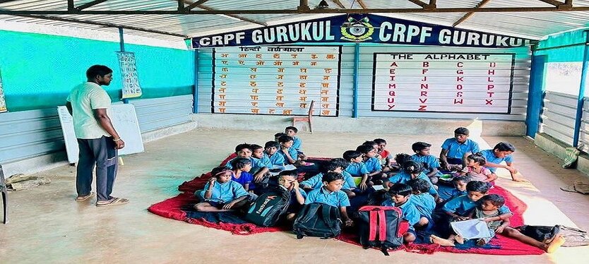 CG : CRPF ने नक्सली हिड़मा के गांव में जगाई शिक्षा की अलख