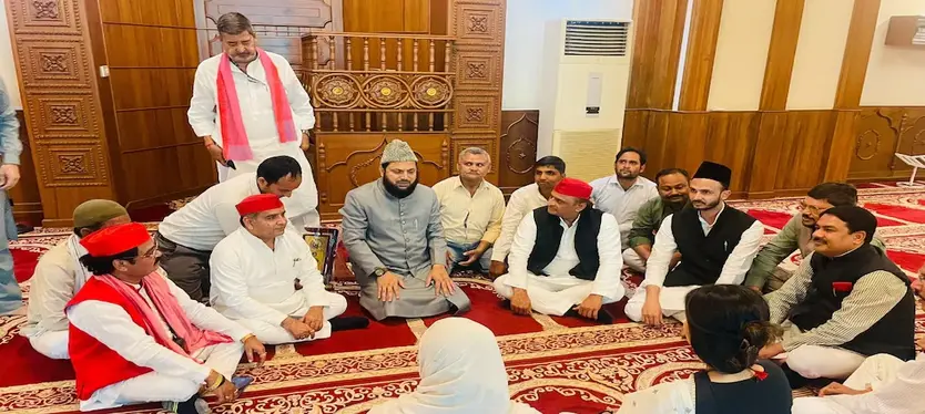 akhilesh-yadav-meeting-in-masjid