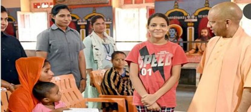 CM योगी छात्रा पंखुड़ी से बोले- खूब पढ़ो बिटिया, फीस की व्यवस्था हम करेंगे