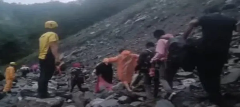 Uttarakhand : भूस्खलन से फंसे यात्रियों को निकाला गया