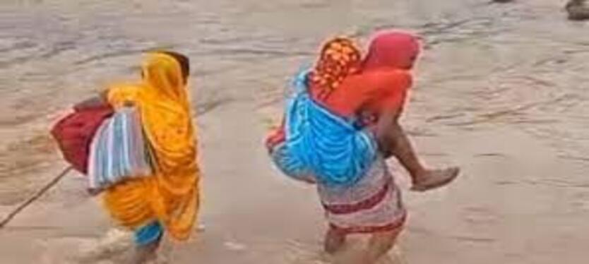 मितानिन ने गर्भवती महिला को पीठ पर लाद पार की नदी, कराया सुरक्षित प्रसव