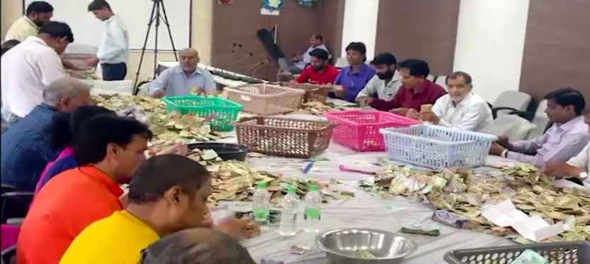 MP : खजराना गणेश मंदिर की दान पेटियों में निकली विदेशी करंसी