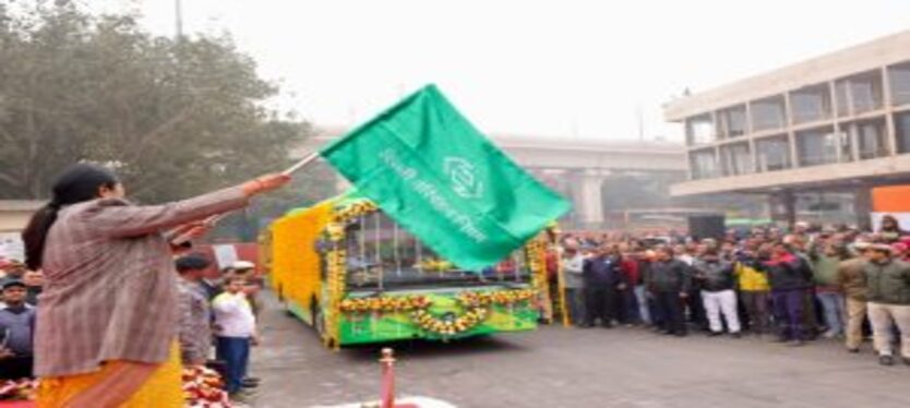 cm-rekha-gupta-e-bus-delhi