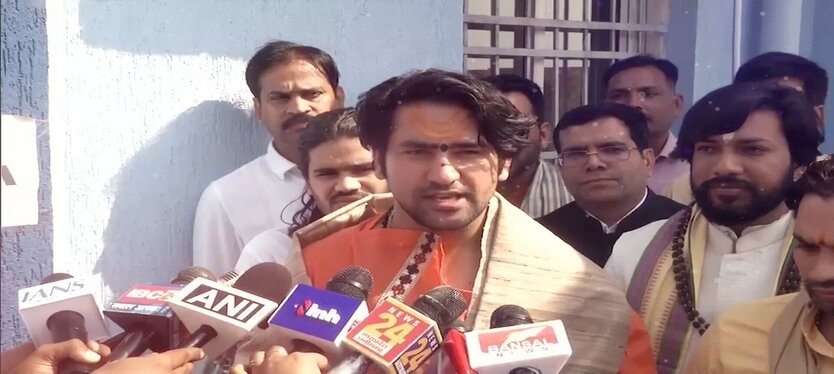 बांग्लादेश में हिंदू युवकों की हत्या पर धीरेंद्र शास्त्री बोले – सरकार कदम उठाये