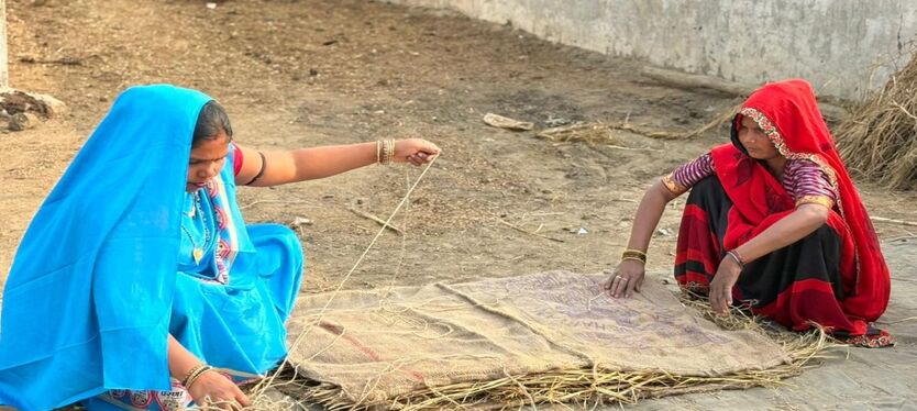 एटा में पराली से बन रहे कंबल, अनोखे प्रयोग ने खोली स्वावलंबन की राह