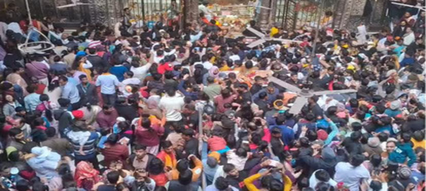 UP : बांके बिहारी के दर्शन के लिए रास्ते हो गए जाम, गलियों में लगी कतार