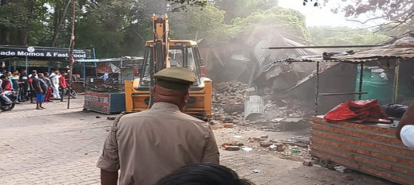 Varanasi : पहड़िया मंडी में अवैध निर्माण को किया गया ध्वस्त, सुरक्षा के कड़े इंतजाम