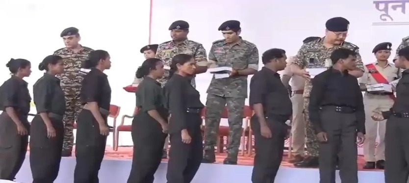 Bijapur में 46 लाख के ईनामी 12 माओवादी ने किया आत्मसमर्पण