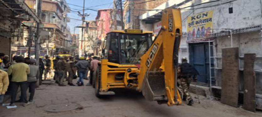 Varanasi : दालमंडी में बुलडोजर की कार्रवाई, तीन भवनों को किया जा रहा ध्वस्त