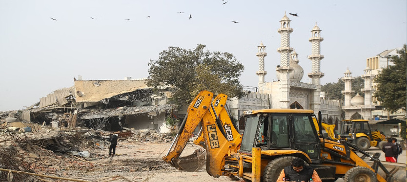 Moradabad : 40 साल पुरानी मजार के दो मीनार और छज्जा तोड़ा