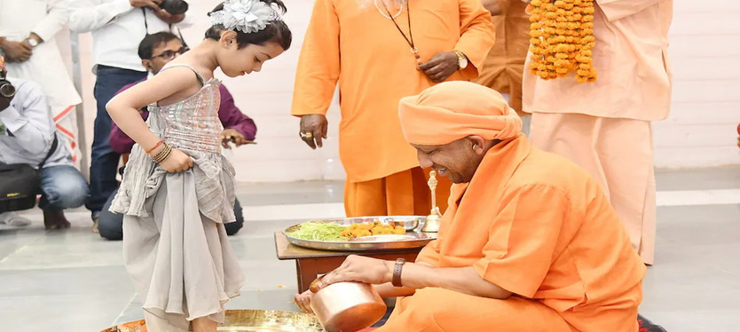 CM योगी ने पांव पखारकर कराया भोजन, दक्षिणा और उपहार दिए