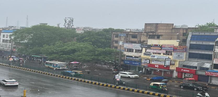 Delhi-NCR में बरसात का दौर जारी, तापमान में आई गिरावट