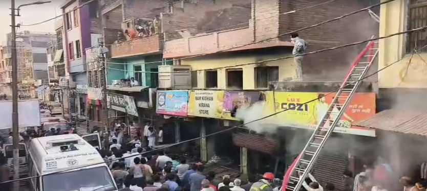 घाटमपुर में दुकानों और मकान में लगी भीषण आग ! बेटे को बचाने गए बुजुर्ग की मौत