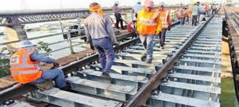 मेगा ब्लॉक : रेल गंगा पुल पर 26 मीटर कार्य पूर्ण, चौथे दिन 52 एचबीम स्लीपर लगाए