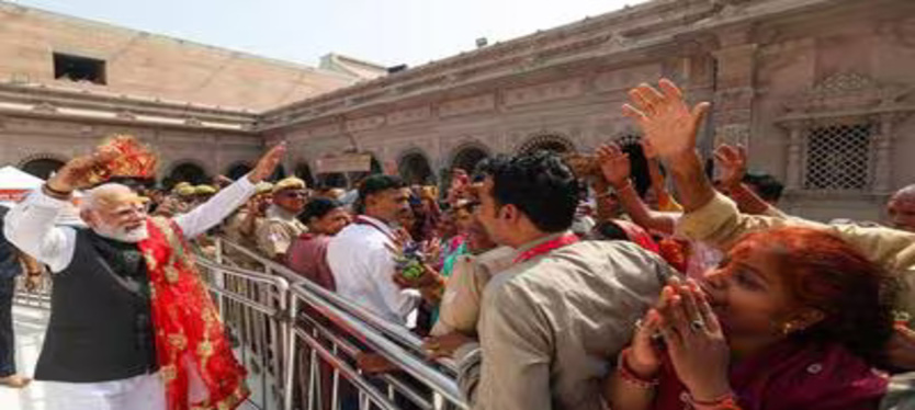 Prime-Minister-Narendra-Modi-at-the-Kashi-Vishwana