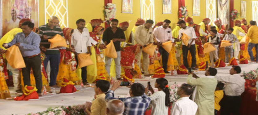 सामूहिक विवाह में अघोर तीर्थ पर 55 जोड़ों ने लिए 7 फेरे