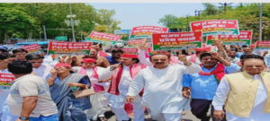 महंगाई विरोधी प्रदर्शन में गूंजे सपा मुर्दाबाद के नारे