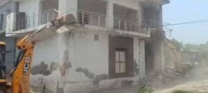 तालाब की जमींन पर बने 21 मकान ध्वस्त, भारी पुलिस बल तैनात