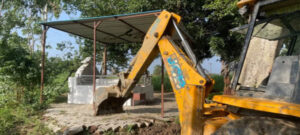 मंदिर की भूमि पर कब्जा कर बना दी मजार, प्रशासन ने चलवाया बुलडोजर