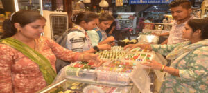 कुंदन से मिरर वर्क तक, तीज पर छाए डिजाइनर कड़े