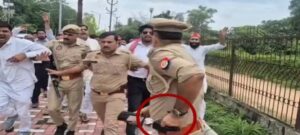 सपा प्रदर्शनकारियों ने दौड़ाया तो इंस्पेक्टर ने पिस्टल निकाली
