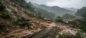 मुंबई-पुणे रेल मार्ग पर भारी भूस्खलन, सभी 30 ट्रेनों की सेवाएं रद