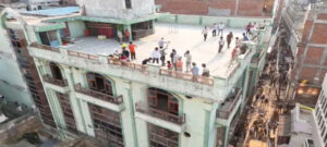 लंगड़ा हाफिज मस्जिद का कुछ हिस्सा प्रबंधन खुद ही तोड़ेगा, हटाया जा रहा मलबा