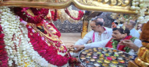 शिवपाल यादव ने विंध्याचल में छप्पन भोग व 51 किलो का घंटा किया अर्पित
