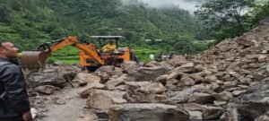 भूस्खलन से यमुनोत्री-गंगोत्री हाईवे बाधित, प्रशासन ने की अपील-मौसम देखकर करें यात्रा