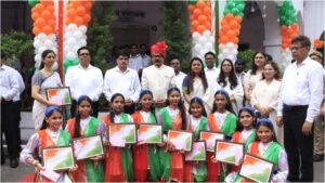 देशभक्ति के रंग में रंगा बरेली, मंत्री और अफसरों ने किया ध्वजारोहण
