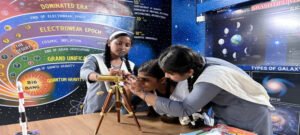 सरकारी स्कूल में छात्र सीख रहे ड्रोन और अंतरिक्ष विज्ञान की तकनीक