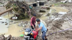 DHAR :पुल निर्माण में देरी से 8 गांवों के ग्रामीण परेशान, मुख्य मार्ग हुआ बंद