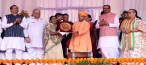 CM योगी ने बलिदानी वीरों के परिजनों को किया सम्मानित, प्रदान किए शौर्य और वीर चक्र