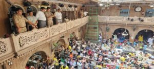 बांकेबिहारी के दर्शन को उमड़ पड़ी भीड़, निरीक्षण करने पहुंचे DM और SSP