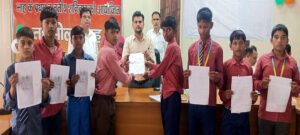 स्कूल के बच्चों ने कर दिखाया, अब इस गांव में बनेगी 300 मीटर लंबी सड़क
