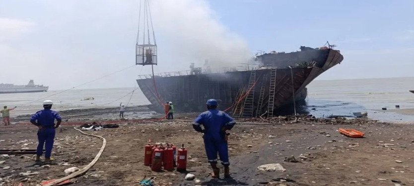 Bangladesh-ship-breaking-yard-accident-1786730212419 (1)