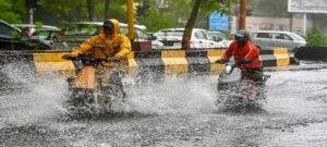 Delhi-NCR में मूसलाधार बारिश, कई इलाकों में ट्रैफिक जाम, रेड अलर्ट जारी