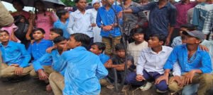 3 किमी सड़क दलदल होने से छात्र-छात्राओं ने, हाईवे पर लगाया जाम