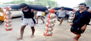 घर में जन्मी बेटी, महादेव के लिए नंगे पैर कांवड़ लेकर निकले पिता