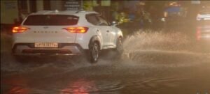 Kanpur : बारिश से सड़कों और गलियों में भर गया पानी, लोगों को हुई परेशानी