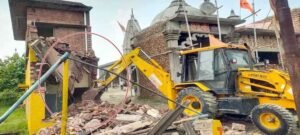 मंदिर की जमीन पर कांग्रेस नेता ने बनाया मकान, चला बुलडोजर