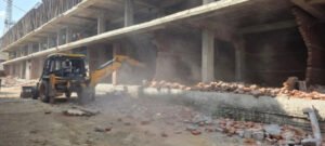पार्किंग की जगह पर खड़ी कर दीं 18 दुकानें, नियम विरुद्ध निर्माण पर चला बुलडोजर