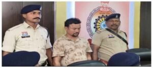 पुलिस और यात्रियों के मना करने पर भी ड्राइवर पानी में ले गया  बस