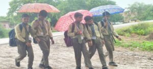 घाटमपुर में जारी है रिमझिम बारिश, छाता और बरसाती बने सहारा